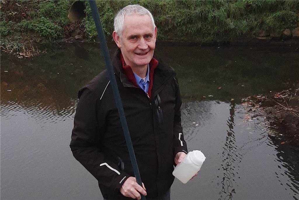 Landwirte lassen Berkel beproben: So viel Nitrat ist im Wasser Josef Herick nimmt die Nitratwertkontrolle im Fließwasser ernst.