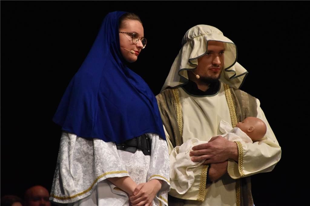 Christmas-Show: Musikschule begeistert das Publikum im Theater Zwei Menschen in Kostümen mit einer Puppe.