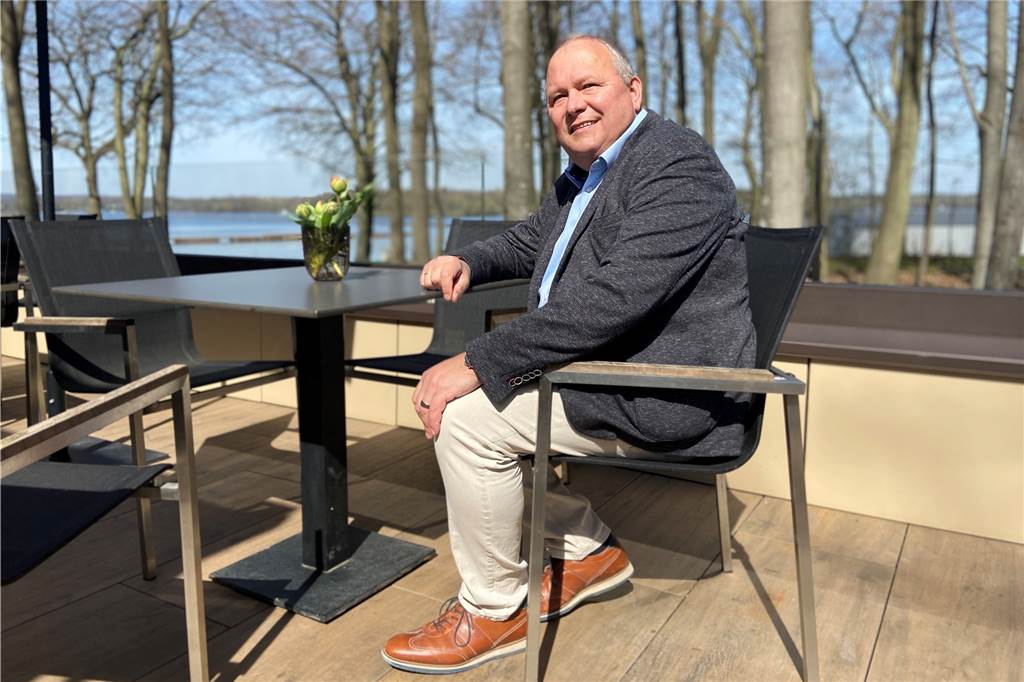 Hat man nur mit Abitur Erfolg, Herr Hovenjürgen? Der CDU-Kandidat im Porträt Josef Hovenjürgen auf der Terrasse des Erlebnisbiergarten "Jupp unner de böcken".