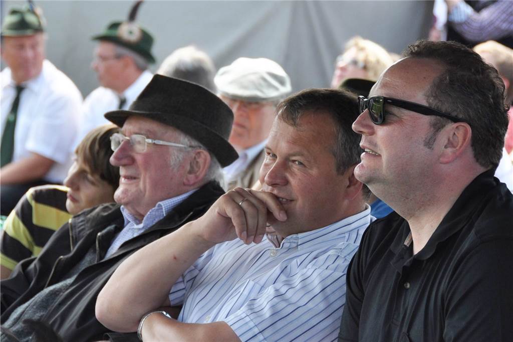Hat man nur mit Abitur Erfolg, Herr Hovenjürgen? Der CDU-Kandidat im Porträt Das Vogelschießen in Flaesheim war nicht nur für Lorenz Sandhofe, Josef Hovenjürgen und Bodo Klimpel ein Geduldsspiel.