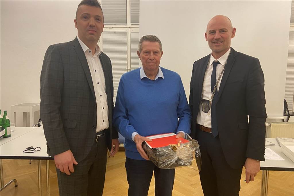 Ehrenamtspreis 2022 verliehen: Drei ganz unterschiedliche Preisträger Josef Kösters (M.) wurde ebenfalls mit dem Ehrenamtspreis 2022 ausgezeichnet. Beim SV Heek wurde er bereits mit dem Titel „Held des HSV" geehrt.