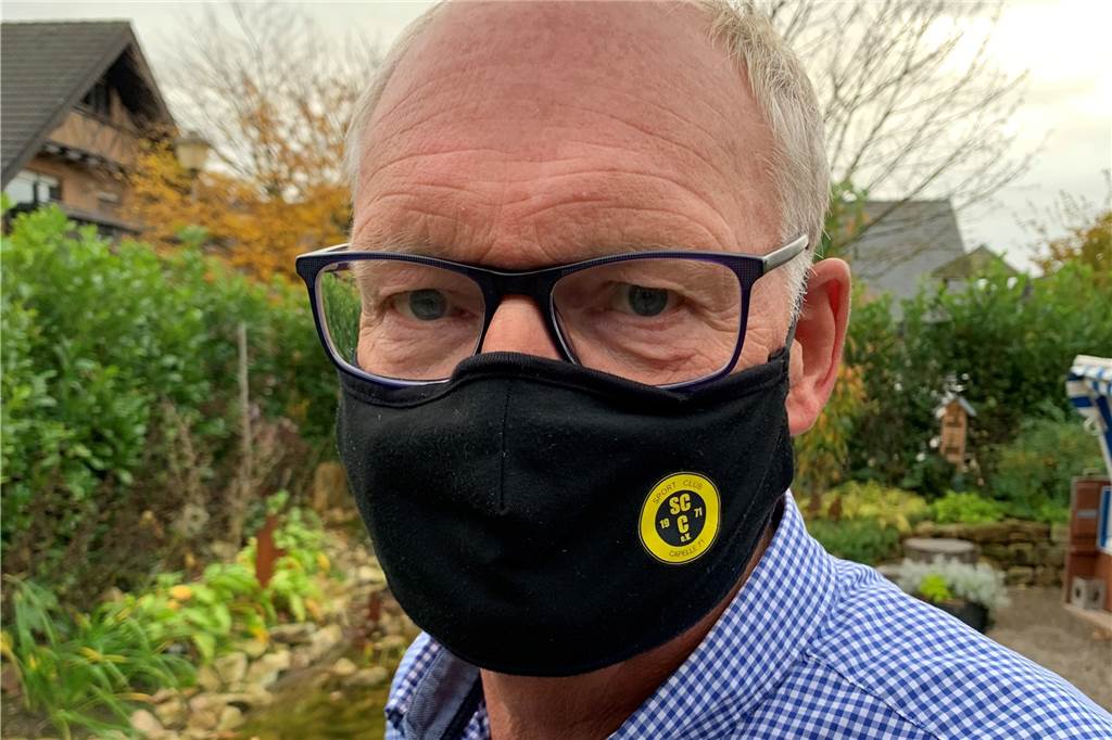 Corona-Schutz in Vereinsfarben: Lokale Fußballvereine bieten eigene Gesichtsmasken an Josef Mertens und der SC Capelle entschieden sich für die Produktion eigener Masken.