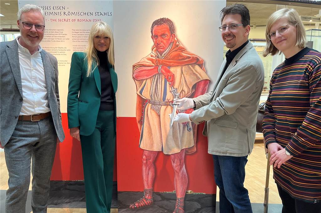 Römermuseum feiert 30-Jähriges mit Ausstellung und Familienwochenende Josef Mühlenbrock, Barbara Rüschoff-Parzinger, Ulrich Lehmann (LWL) und Lisa Stratmann (Museumspädagogin) stellten den Legionärsfund sowie die Sonderausstellung zum 30. Geburtstag des Römermuseums vor.