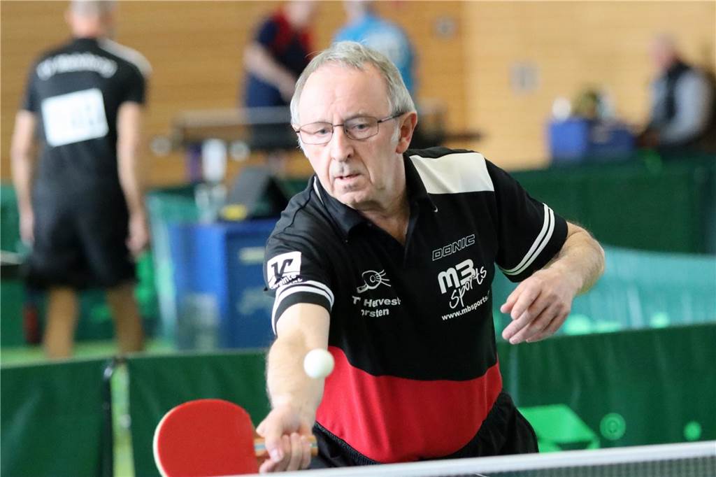 Honsel und Hallen sind Dorstens Sportler des Jahres 2024: SV Lembeck gewinnt die Teamwertung Tischtennisspieler Josef Pöppelbuß in Aktion