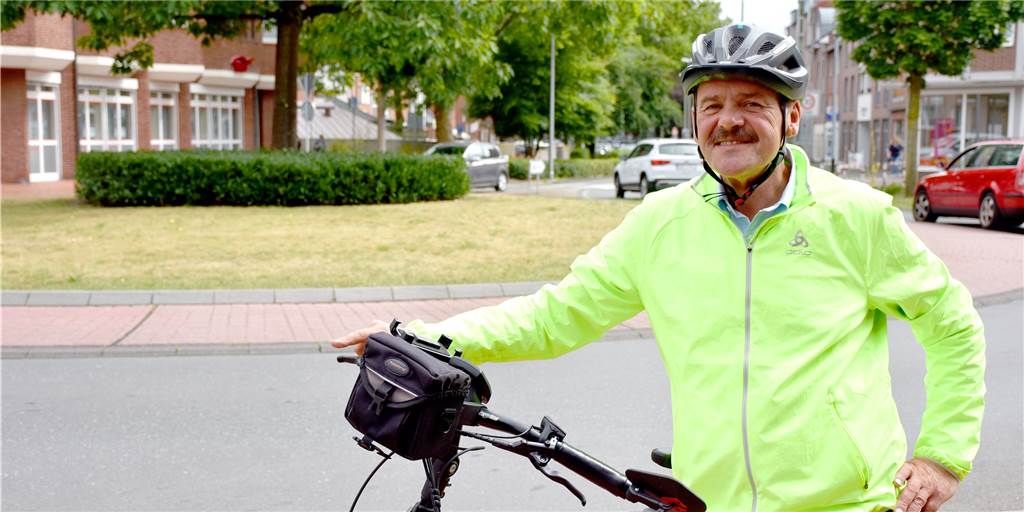 Josef Rickers steht nicht mehr im Kreisverkehr: Polizist im Ruhestand Josef Rickers (62) an "seinem" Kreisverkehr: In 20 Jahren hat der Verkehrssicherheitsberater über 40.000 Kindern im Nordkreis die Verkehrsregeln beigebracht. Inzwischen ist er im Ruhestand und nur noch privat mit dem Rad unterwegs – natürlich trotzdem immer mit Helm.