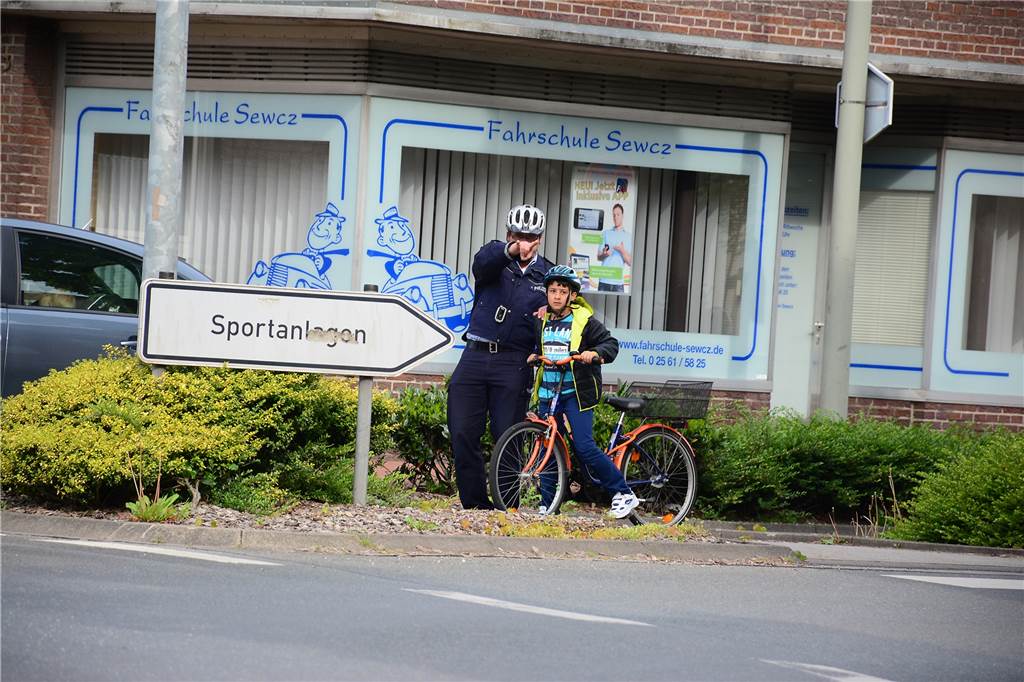 Josef Rickers steht nicht mehr im Kreisverkehr: Polizist im Ruhestand Josef Rickers vor einigen Jahren bei der Fahrradausbildung von Grundschülern. Standort, Gesten und Erklärungen hat er über die Jahre perfektioniert.