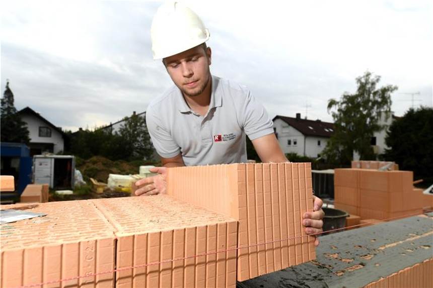 Josef Schadl, angehender Maurer, muss bei seinem Job auf der Baustelle Kraft und Teamgeist mitbringen. Foto: Tobias Hase