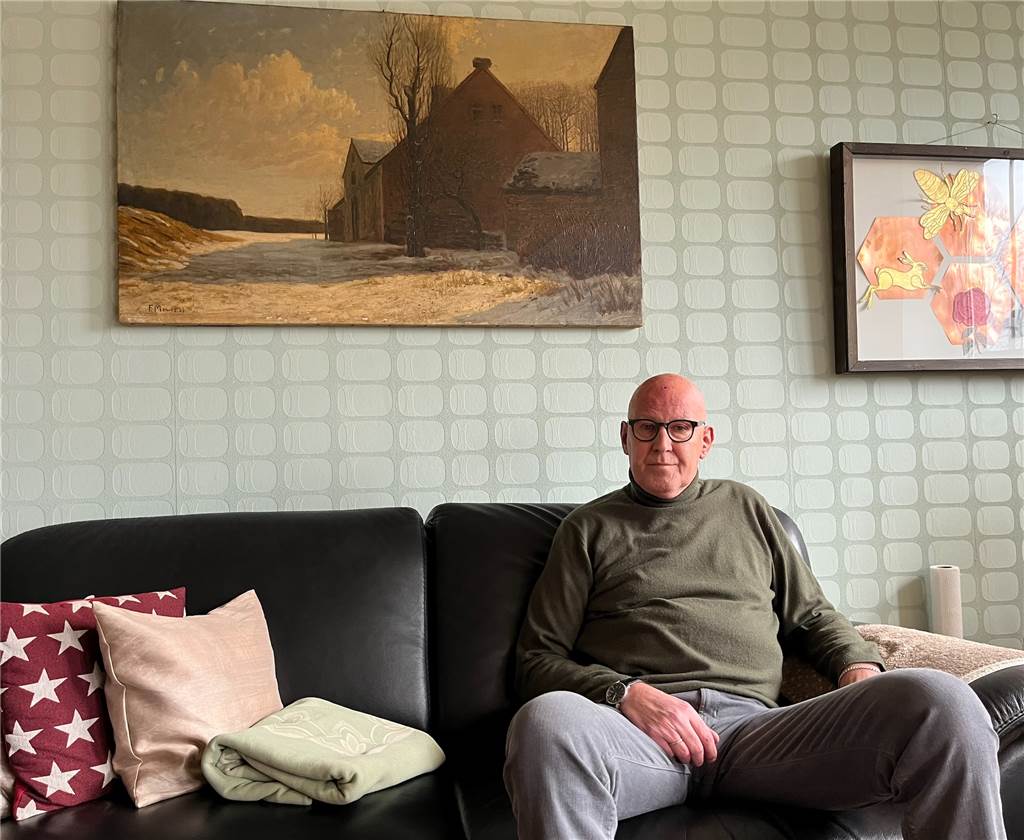 Josef Schürmann hat zum fünften Mal Krebs und bleibt positiv Josef Schürmann sitzt auf seiner Couch in seiner Wohnung in Dorsten.