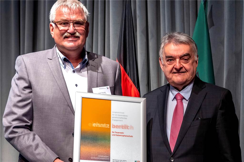 Josef Terhalle tritt wenige Wochen vor dem Ende seiner Amtszeit zurück Josef Terhalle (l.), hier bei der Verleihung der Förderplakette für Arbeitgeber, zum Ehrenamt, durch NRW-Innenminister Herbert Reul, in Düsseldorf im September 2021, ist als stellvertretender Leiter der Feuerwehr Ahaus zurückgetreten.