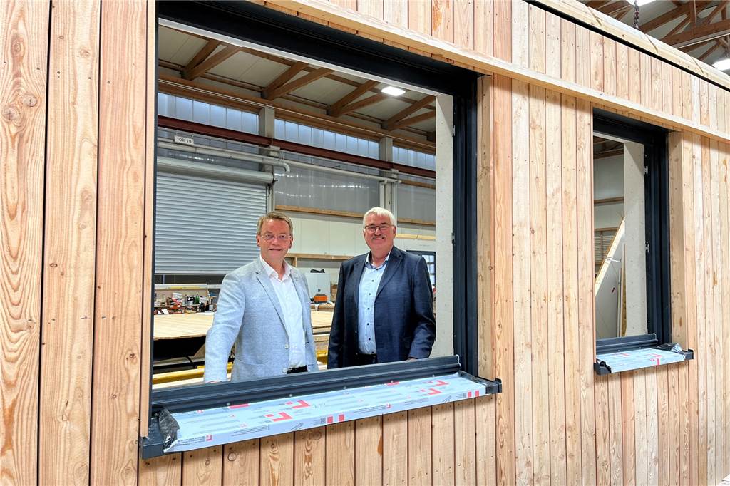 Ungewöhnliches Mitarbeiter-Recruiting bei Terhalle in Ottenstein Josef Terhalle (r.) und Ludger Wittland (l.) zeigen ein Modul, das in der Halle gefertigt werden kann.