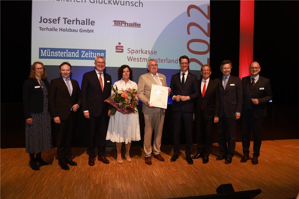 Josef Terhalle wurde am Freitag als Unternehmer des Jahres 2022 ausgezeichnet. Der 63-jährige Ottensteiner hat innerhalb von 36 Jahren die Firma Terhalle vom Ein-Mann-Unternehmen zu einem Firmenverbund mit über 500 Mitarbeitern ausgebaut.
