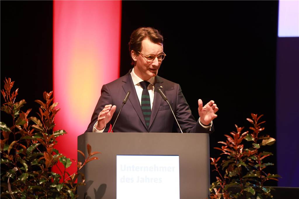 Hendrik Wüst: „Josef Terhalle ist ein Vorbild für die Menschen in NRW“ Josef Terhalle wurde am Freitag als Unternehmer des Jahres 2022 ausgezeichnet. Der 63-jährige Ottensteiner hat innerhalb von 36 Jahren die Firma Terhalle vom Ein-Mann-Unternehmen zu einem Firmenverbund mit über 500 Mitarbeitern ausgebaut.