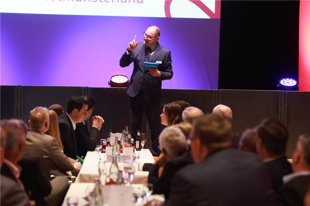 Josef Terhalle wurde am Freitag als Unternehmer des Jahres 2022 ausgezeichnet. Der 63-jährige Ottensteiner hat innerhalb von 36 Jahren die Firma Terhalle vom Ein-Mann-Unternehmen zu einem Firmenverbund mit über 500 Mitarbeitern ausgebaut.