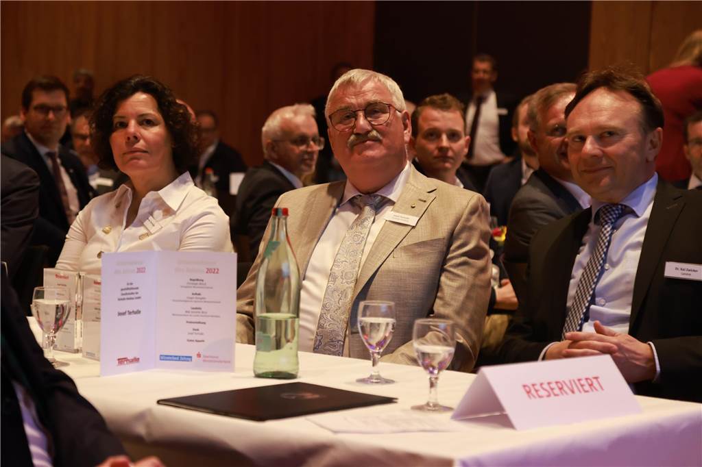 Josef Terhalle wurde am Freitag als Unternehmer des Jahres 2022 ausgezeichnet. Der 63-jährige Ottensteiner hat innerhalb von 36 Jahren die Firma Terhalle vom Ein-Mann-Unternehmen zu einem Firmenverbund mit über 500 Mitarbeitern ausgebaut.