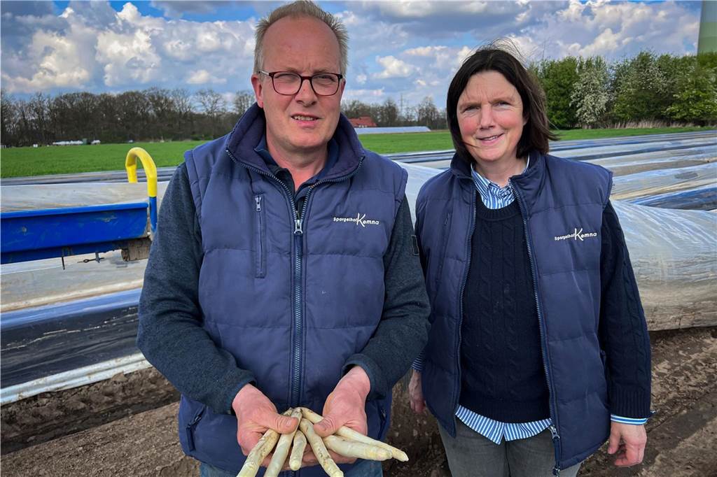 So stechen Dorstens Spargelbauern die Billig-Konkurrenz aus Josef und Barbara Kemna setzen auf die Frische des einheimischen Spargels.