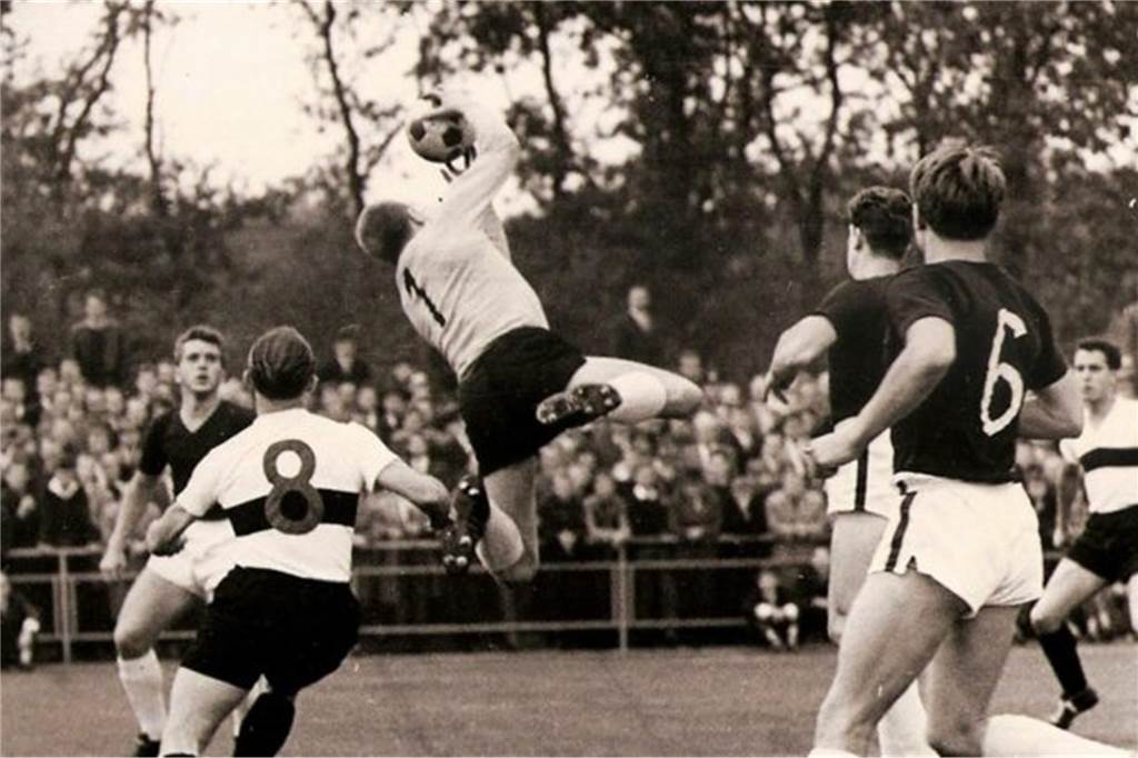 Torwart Josef Vogler fängt den Ball