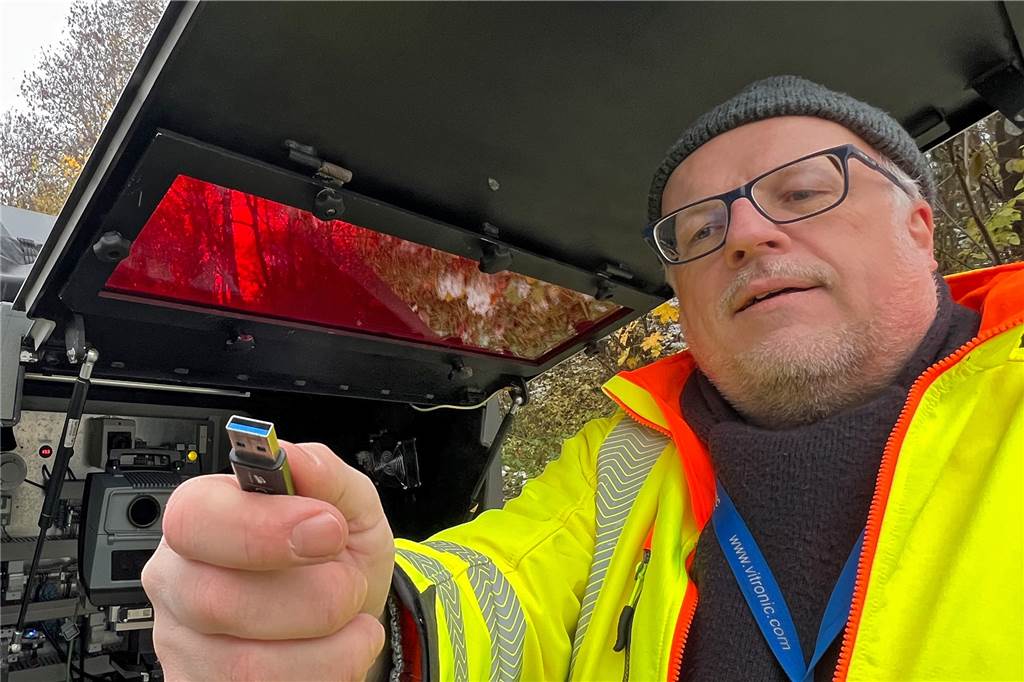 Ein Jahr Superblitzer im Kreis Unna: Der schlimmste Raser war 70 km/h zu schnell Josef Volmer zeigt den USB-Stick, auf dem der Superblitzer die Messdaten speichert.