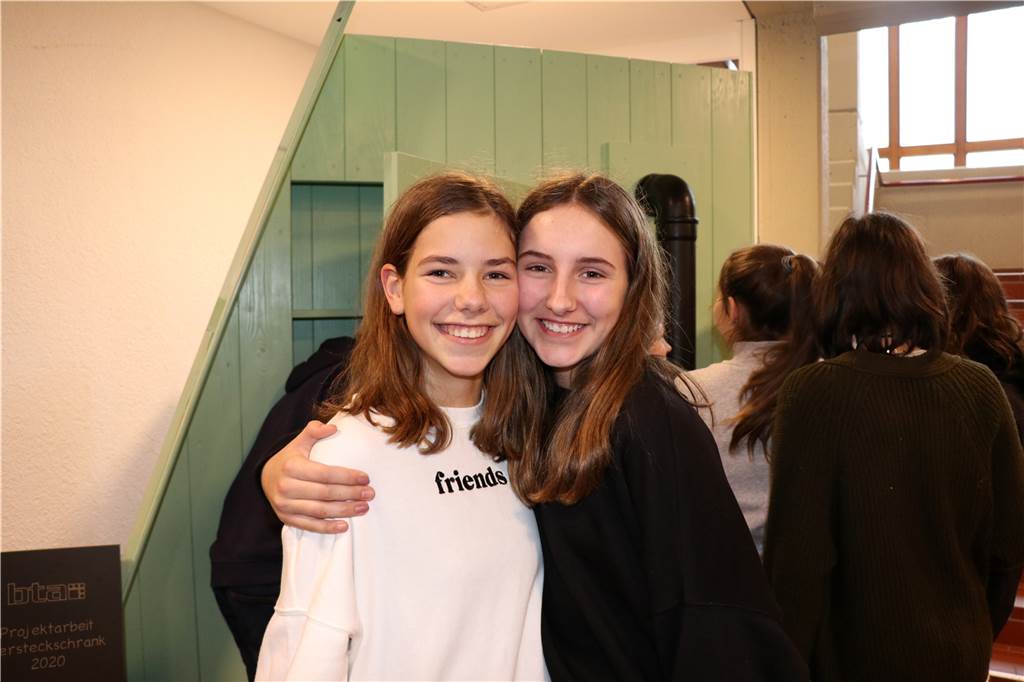 Im engen Versteckschrank dem Schicksal jüdischer Mädchen nachspüren Josefa (l.) und Stine, Siebtklässlerinnen der Canisiusschule, haben es zwei Minuten im original nachgebauten Versteck von Sini und Annie ausgehalten. Jetzt sind sie froh, wieder draußen zu sein: "Fast drei Jahre – niemals", sagt Stine.