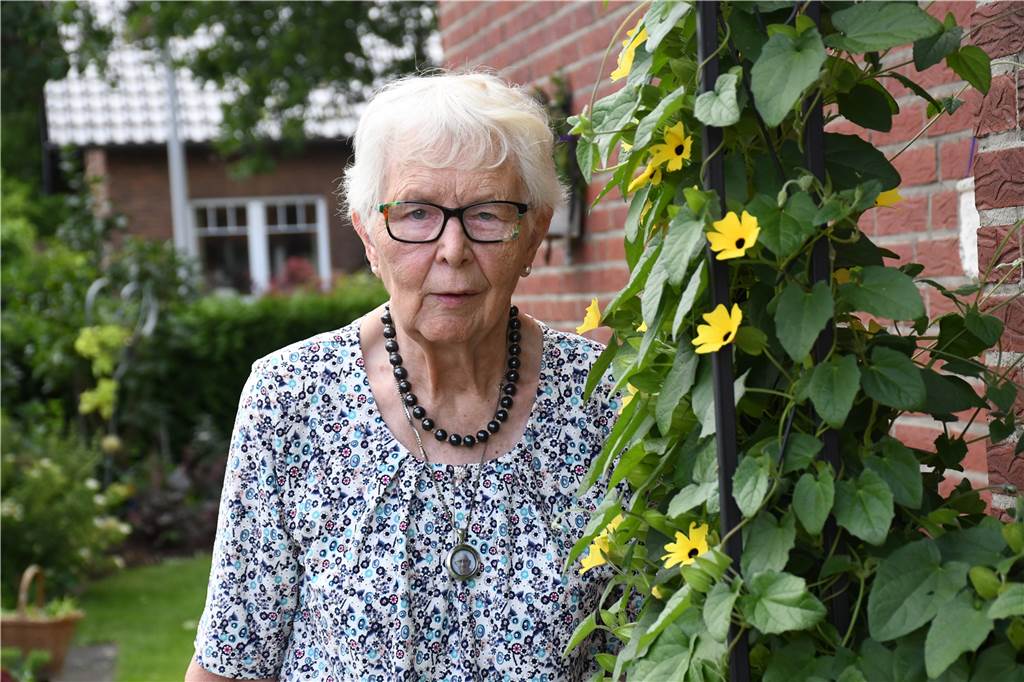 Umhäkelte Bäume und Hortensie im Kochtopf: Der Garten von Josefa Lobeck Josefa Lobeck in ihrem Garten. Die Schwarzäugige Susanne hat sie auf einem Makrt gekauft - und in ihrem Rollator transportiert.