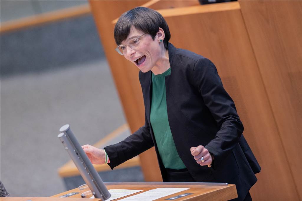 Josefine Paul (Bündnis 90/Die Grünen), spricht im Plenum des Landtags