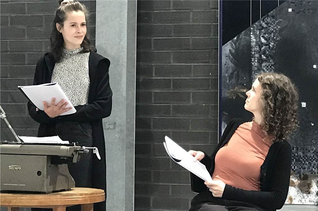 Wie bei zwei starken Künstlerinnen die Fäden zusammenlaufen Josefine Voss und Samira Julia Calder haben die szenische Lesung erarbeitet.