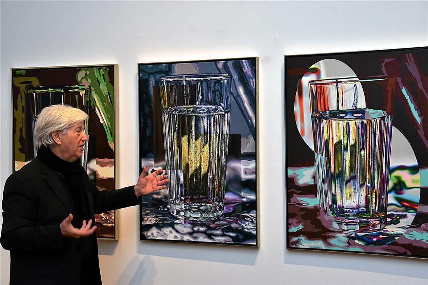 Russische Künstler zeigen ihre geballte Kreativität Joseph Kiblitsky vor den drei Bildern „Glas 2Q“, „Glas 2B“ und „Stillleben-27“ (v.l.) des Künstlers Michael Hazin. Foto Heimann.