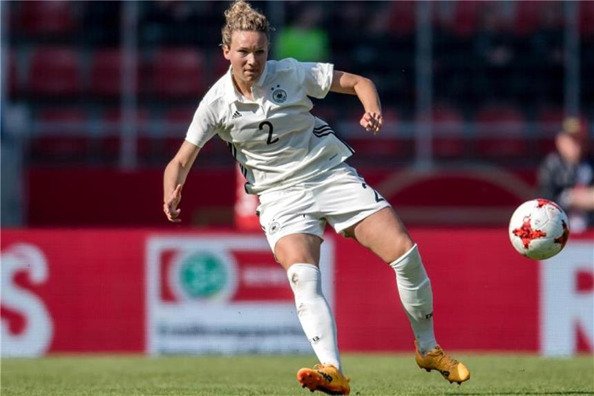 Josephine Henning beendet Fußball-Karriere Josephine Henning gewann neben Olympia-Gold als Nationalspielerin mit der DFB-Elf auch den Europameistertitel 2013. Foto (2017): Thomas Eisenhuth Foto: Thomas Eisenhuth