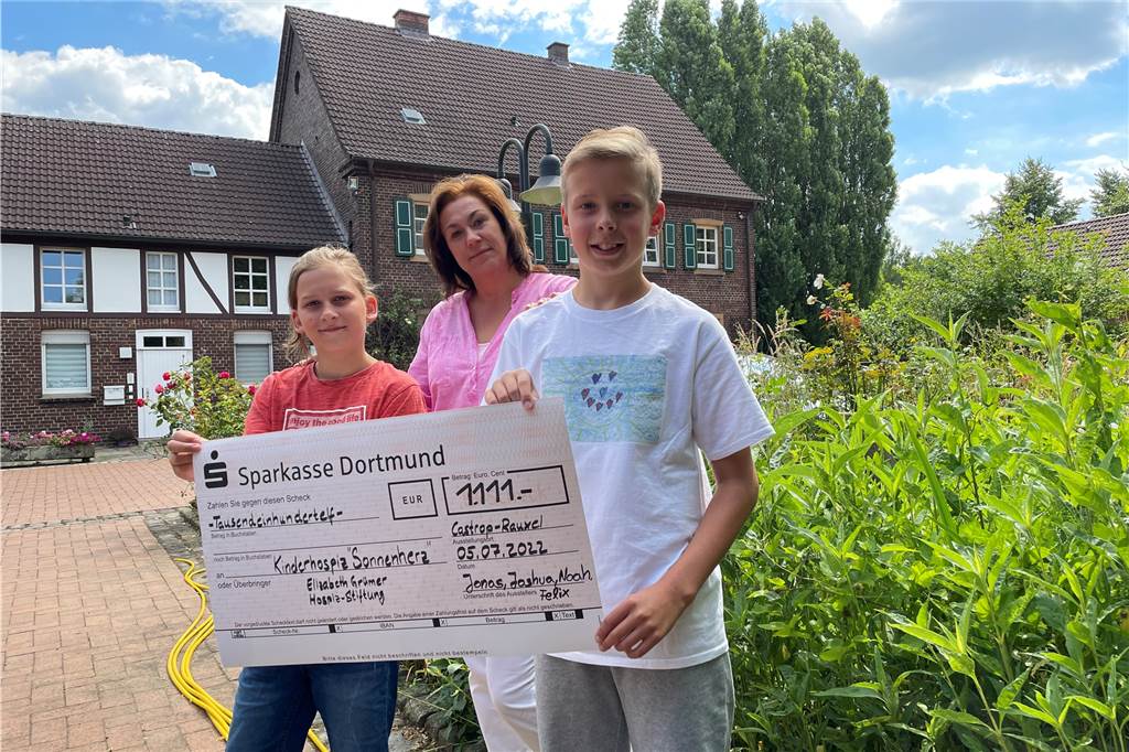 Elisabeth Grümer: Kinderhospiz Sonnenherz kommt, eventuell mit Plan B Joshua Elias Kimmerle und Jonas Aust überreichten kürzlich Sandra Huck von der Hospiz-Stiftung einen Scheck. Sie hatten sich eine besondere Aktion für das Kinderhospiz einfallen lassen.