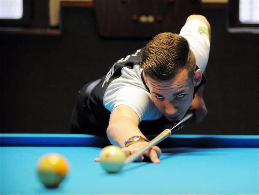 PBC-Talent Filler glänzt auf der Euro-Tour Joshua Filler
Vorletzter Spieltag um die Deutsche Meisterschaft im Poolbilliard in Schwerte.
Der PBC Schwerte muße zu Hause gegn Dachau spielen.