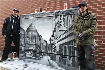 Joshua Hildebrandt vor dem Drubbel-Graffito.