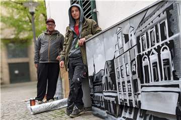 Graffiti-Künstler vor Stromkästen
