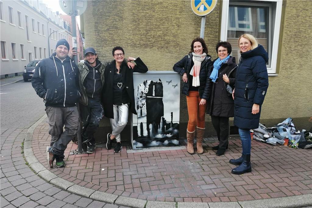 Sprayer verschönern Stromkästen mit alten Stadtansichten aus Dorsten Joshua Hildebrandt und Levin Tomala (Künstler), Susanna Schönrock-Klenner (Lions-Präsidentin), Dr. Katharina Baums, Gudrun Gabriel und Anja Mettler (Lions-Arbeitsgruppe).