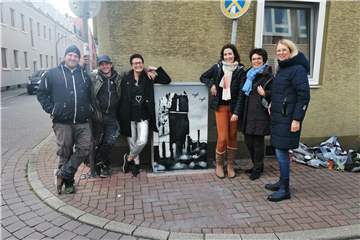 Joshua Hildebrandt und Levin Tomala (Künstler), Susanna Schönrock-Klenner (Lions-Präsidentin), Dr. Katharina Baums, Gudrun Gabriel und Anja Mettler (Lions-Arbeitsgruppe vor einem der gestalteten Stromkästen