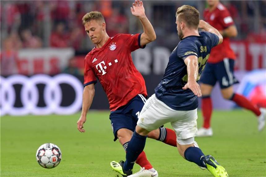 Neuer und Kimmich bedauern Gomez-Schritt: „Führungsspieler“ Joshua Kimmich (l) bedauert den Rücktritt von Mario Gomez. Foto: Peter Kneffel