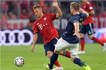 Joshua Kimmich (l) bedauert den Rücktritt von Mario Gomez. Foto: Peter Kneffel