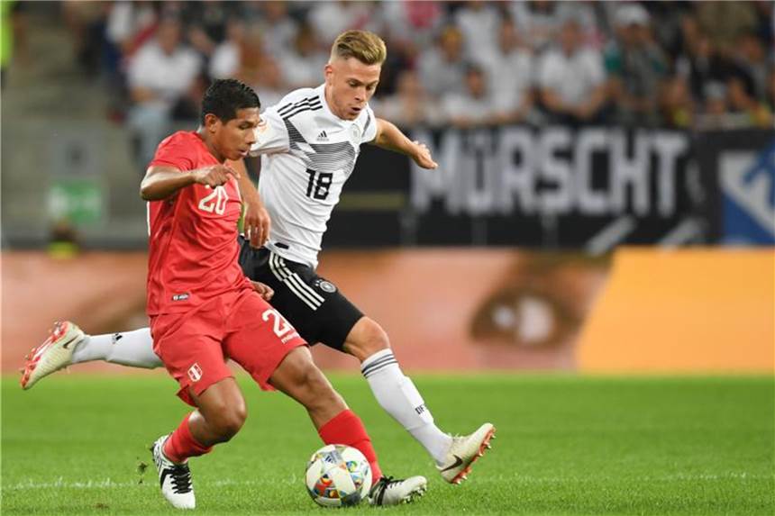 Kimmich drängt nicht auf Rollenwechsel beim FC Bayern Joshua Kimmich spielte gegen Peru im defensiven Mittelfeld. Foto: Arne Dedert