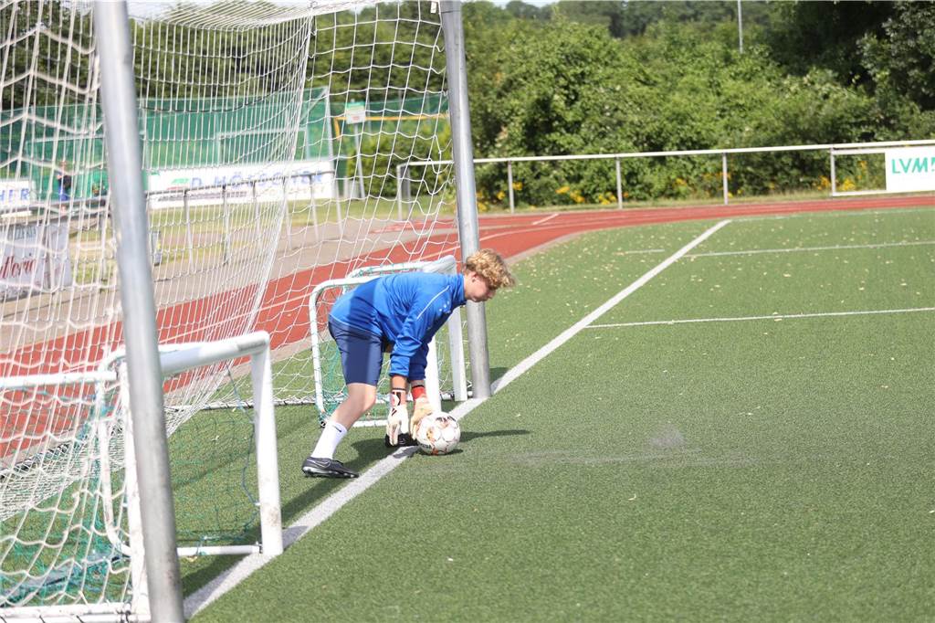 Neuzugang möchte beim SV Herbern durchstarten: „Er ist mehr als eine Alternative“ Torhüter vom SV Herbern, Joshua Krampe, pariert einen flachen Schuss aufs Übungstor.
