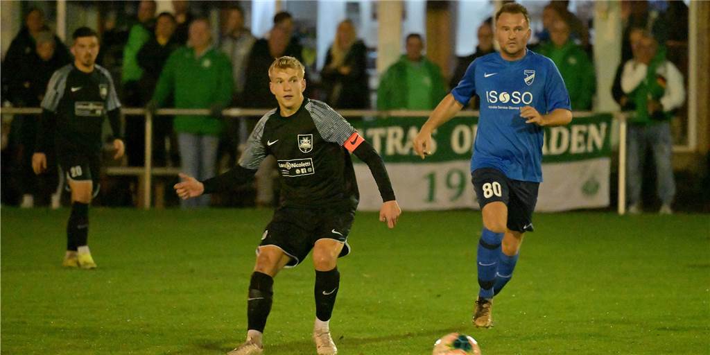 Irre: TuS Niederaden wird durch einen Last-Minute-Treffer Derbysieger gegen SuS Oberaden Joshua Kusch (l.) und der SuS Oberaden hatten überraschend das Nachsehen gegen Amel Mesic und den TuS Niederaden.