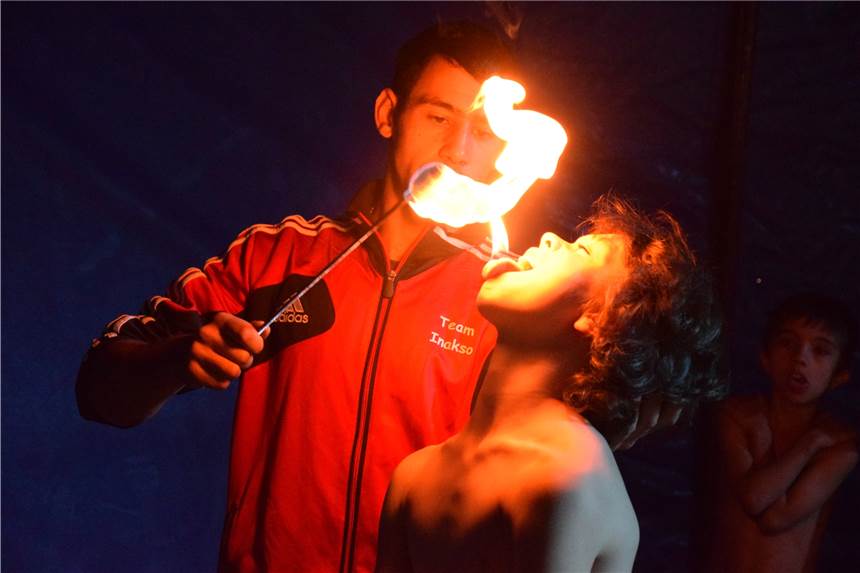 Junge Artisten zeigen beim Mitmachzirkus Inakso mutige Kunststücke Joshua Langhagen (r.) ist mutig und lässt das Feuer von Fakir Stefan Inakso (l.) sogar an seine Zunge heran.