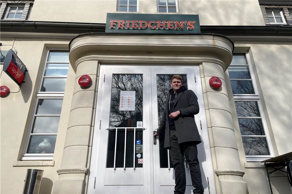 Friedchens Bahnhof: Kay und Joshua servieren ihre kuriosesten Burger Joshua M. Mesters, Geschäftsführer der Friedchens Gastronomie- und Verwaltungsgesellschaft mbH, steht an der Eingangstür des Restaurants "Friedchens Bahnhof".