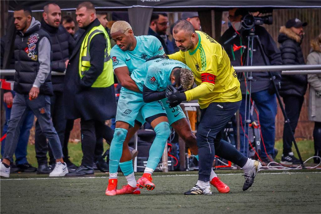 Nach Chaos-Spiel mit vier Roten Karten und Zuschauern auf dem Platz - Vereine äußern sich Joshua Perea Torres musste von seinen Mitspielern mit vereinten Kräften beruhigt werden.