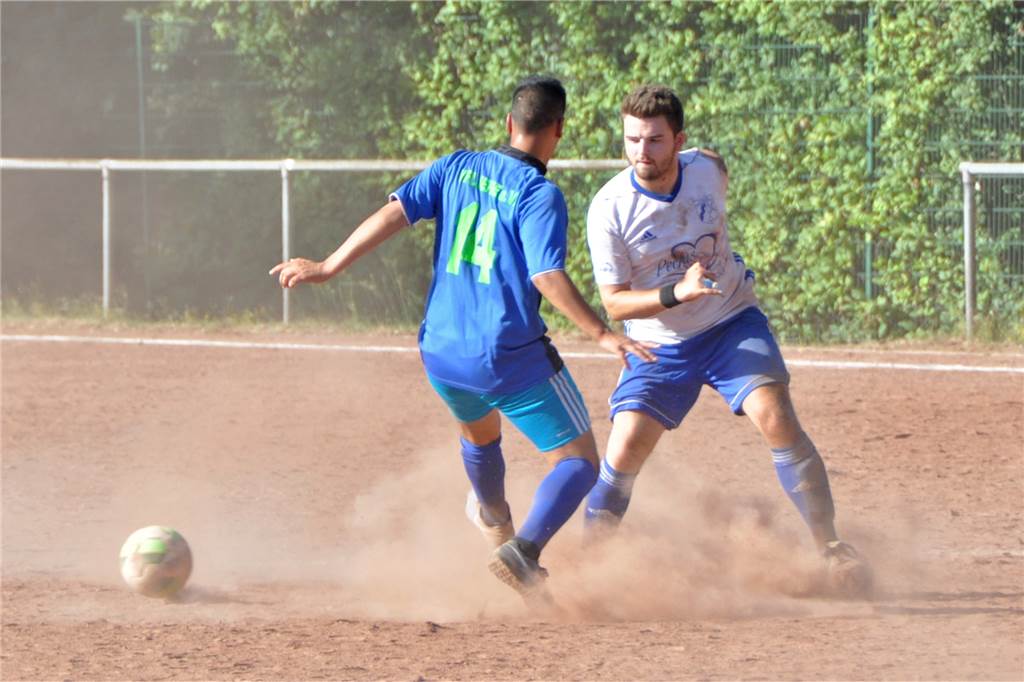 Habinghorster Trainer lüftet nach Abpfiff das Geheimnis um den blauen Rucksack Joshua Stammers (r) spielt für den SV Wacker Obercastrop II in der Kreisliga B.