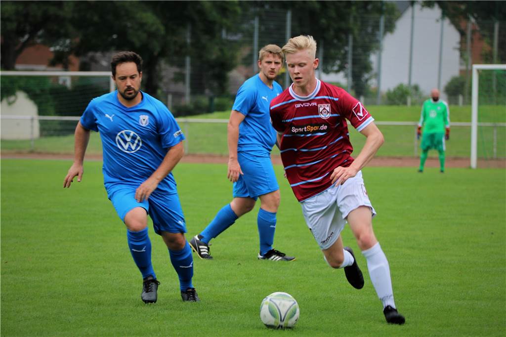 Hullerns Matchwinner hat ein Problem - Trainer spricht Warnung ans Team aus Joshua Timmer (r.) erzielte beim ersten Saisonsieg des SV Hullern beide Tore.