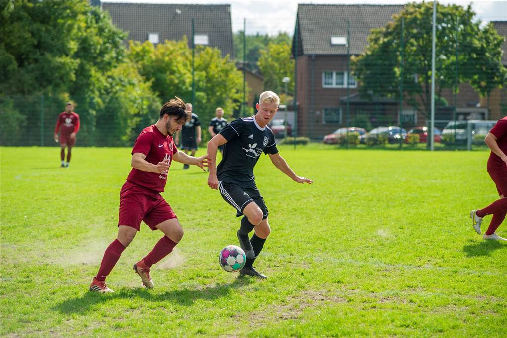 Bossendorfs fünfter Sieg in Serie dank Tor in der Nachspielzeit: Hullerner trifft dreifach Joshua Timmer (r.) erzielte drei Tore beim Sieg des SV Hullern.