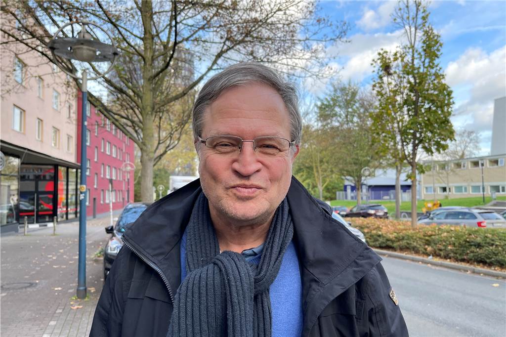 „Wer an der Ruhrallee wohnt, muss schmerzfrei sein“ Jost Günther arbeitet an der Ruhralle und er ist überzeugt: Wenn sich die Autofahrer konsequent an Tempo 30 halten würden, wäre es auch leiser.