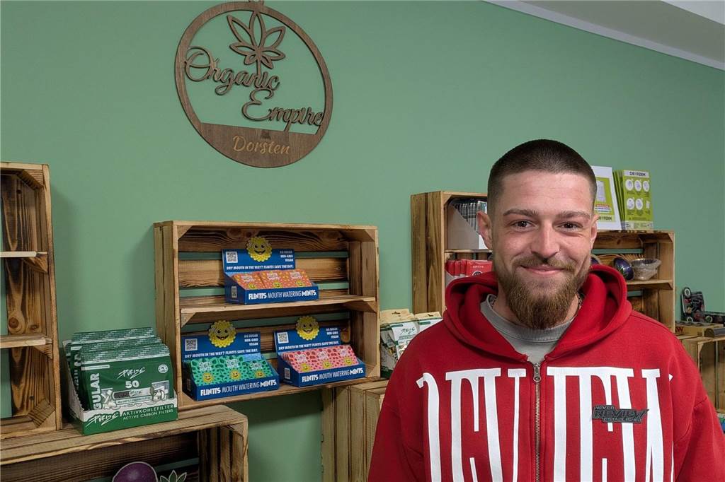 Nach langem Leerstand: Hanf-Laden eröffnet neu in der Innenstadt Filialleiter Jost Reinbothe steht im Organic Empire in Dorsten.