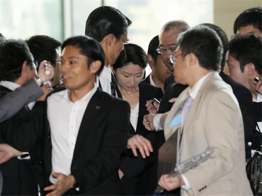 Skandale erschüttern Japans Regierung: Rücktritte Journalisten belagern die japanische Industrie- und Handelsministerin Yuko Obuchi. Foto: Kimimasa Mayama