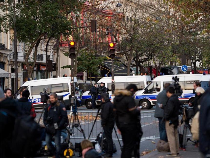Frankreich steht unter Schock Journalisten vor dem Bataclan-Theater in Paris: Hier starben die meisten der Terroropfer. Foto: Marius Becker