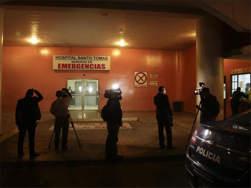 Panamas Ex-Machthaber Noriega ist tot Journalisten vor dem Santo Tomas Krankenhaus in Panama-Stadt. Foto: Arnulfo Franco