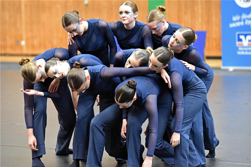 TC Grün-Weiß Schermbeck steht vorm Jahreshöhepunkt: Vier Turniere an der Erler Straße Formation "Joy" vom TSZ Royal Wulfen tanzt in blauen Outfits